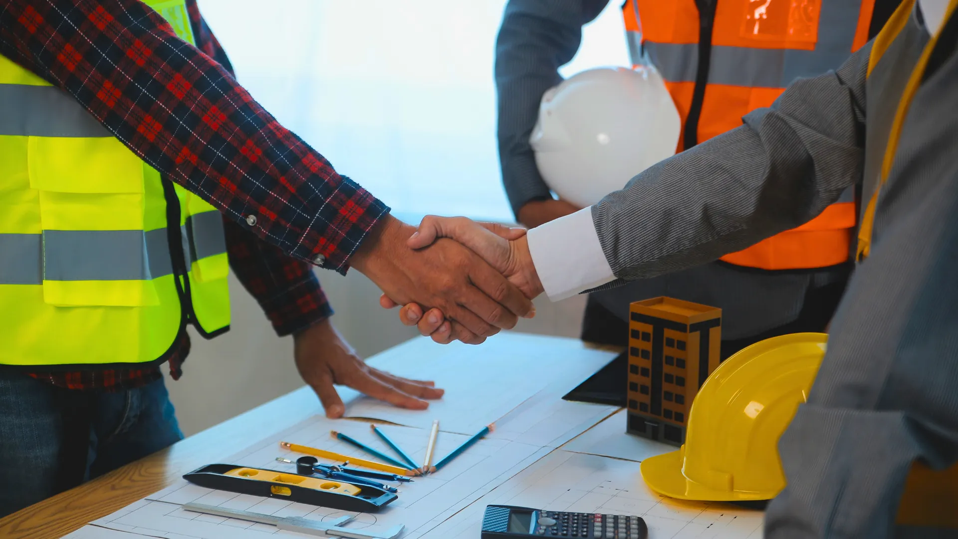 Construtora e engenheiro fechando acordo